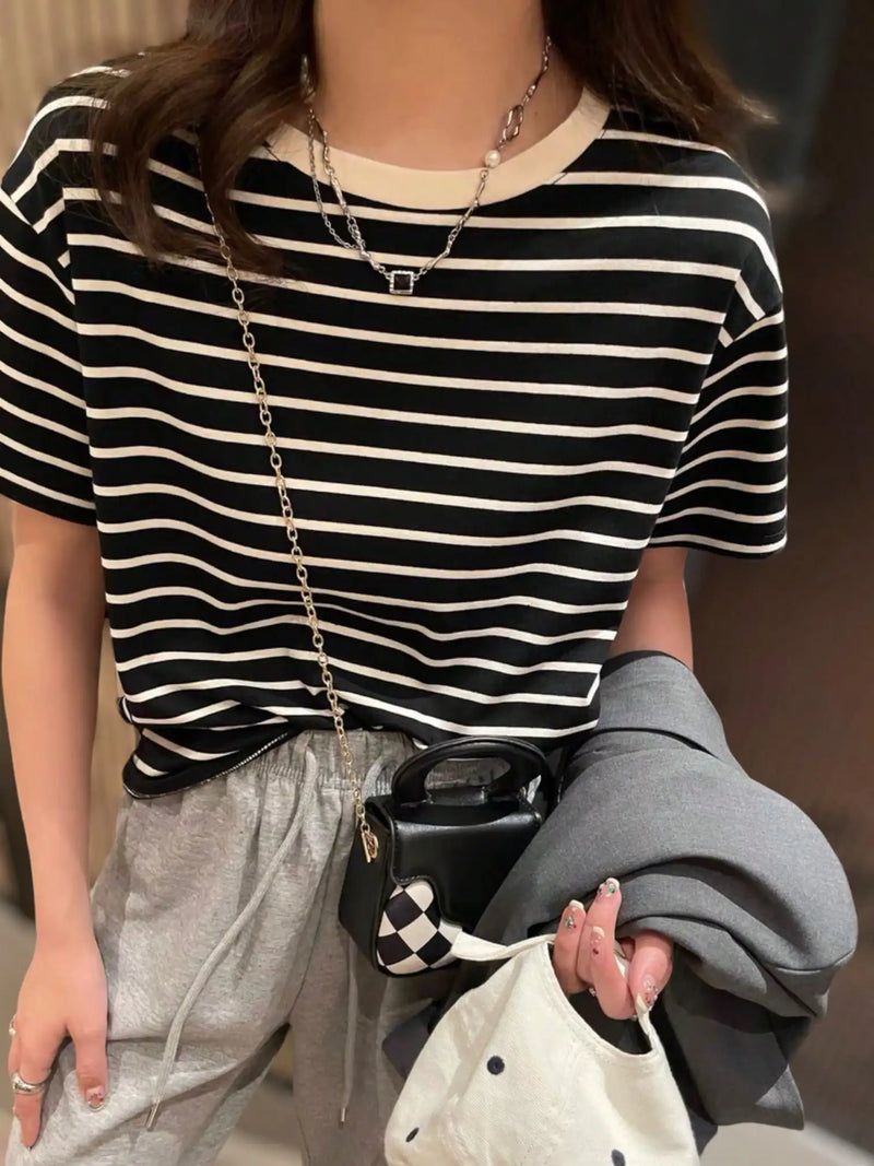 Camiseta Listrada Feminina | Básica, Confortável e Atemporal - EVREN