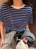 Camiseta Listrada Feminina | Básica, Confortável e Atemporal - EVREN