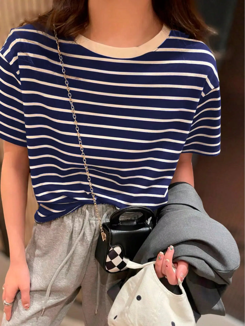 Camiseta Listrada Feminina | Básica, Confortável e Atemporal - EVREN
